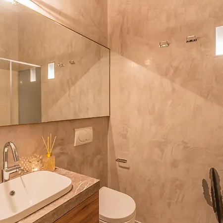 Apartman Rovelli 41 *